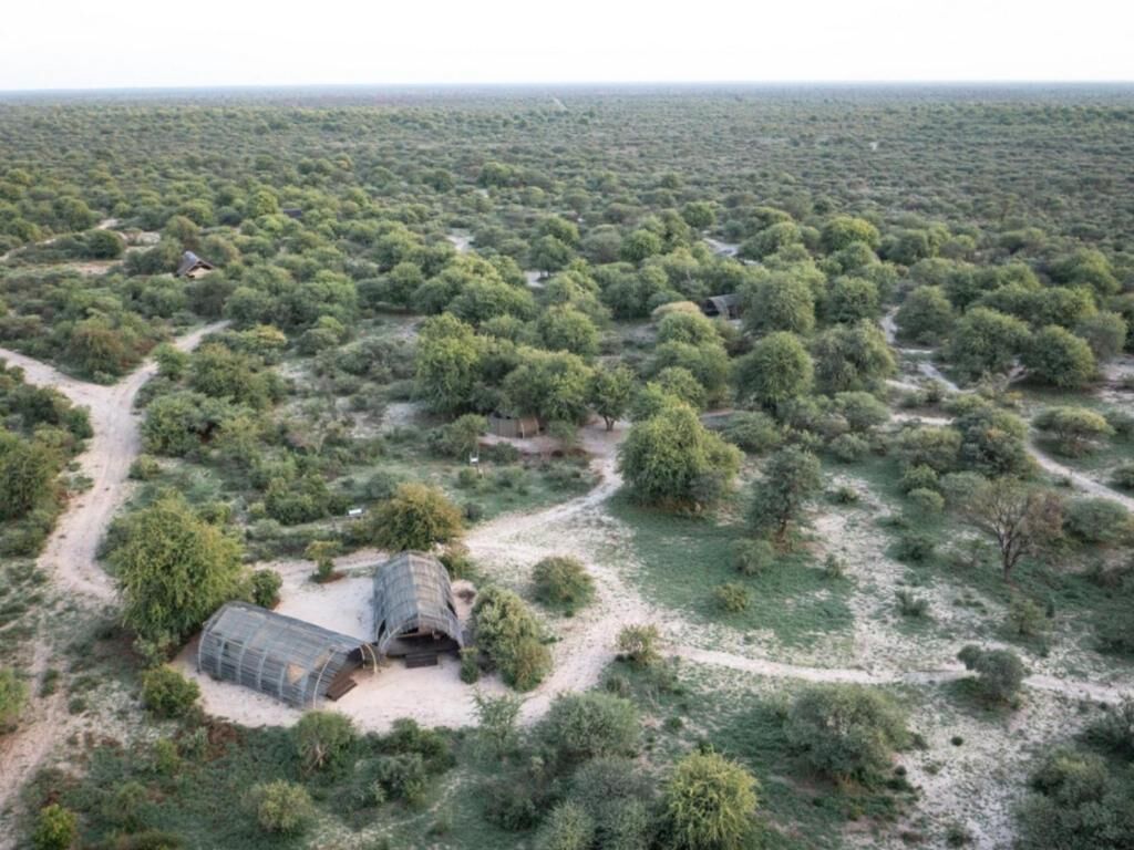 Vista aèria d'un paisatge rural amb vegetació dispersa i algunes construccions.