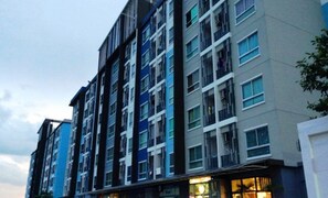 住宿正面 - 傍晚/夜晚