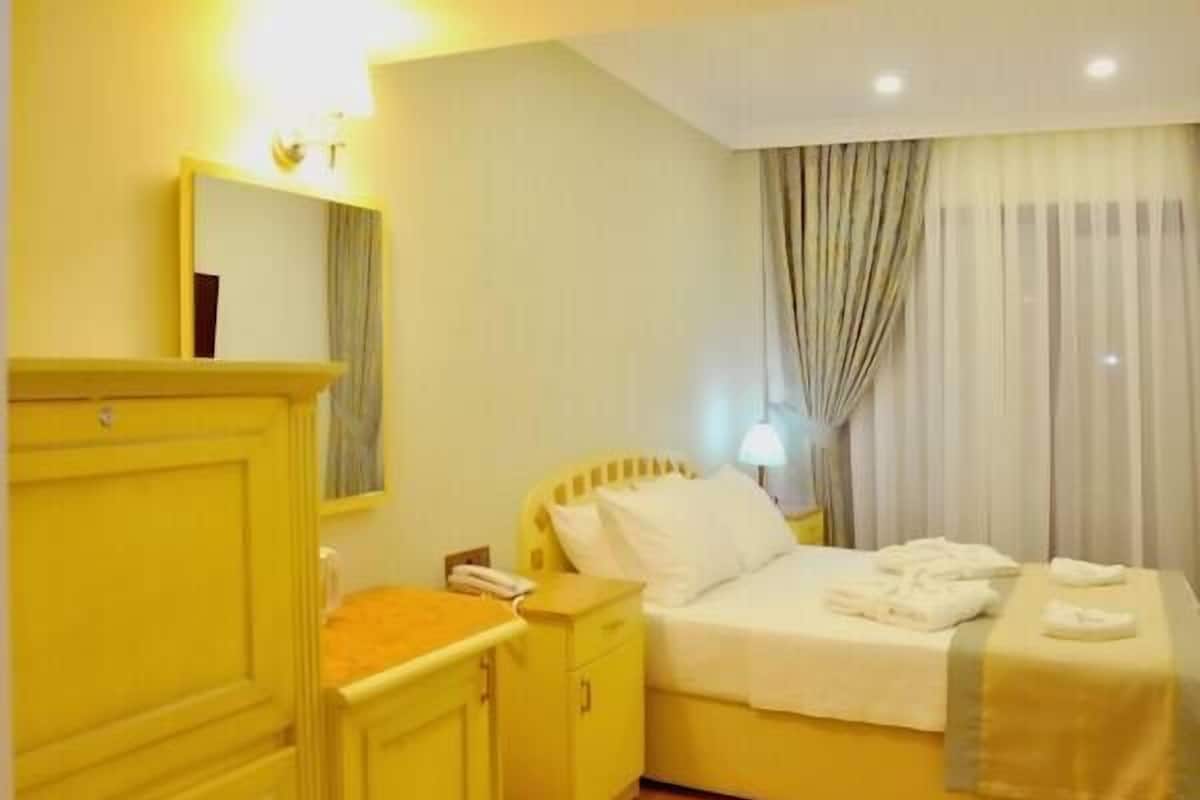 Superior Double Room | Minibar, in-room safe, desk, cribs/infant beds