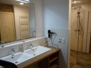 Superior Apartment, 2 Bedrooms, Sauna, Lake View | Bathroom | Shower, free toiletries, hair dryer, towels - Landgut Wagnerfeld (Altmuenster)