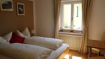 Comfort Apartment, 2 Bedrooms, Mountain View | Premium bedding, blackout curtains, cots/infant beds, rollaway beds