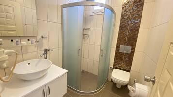 Habitación triple Deluxe | Baño | Ducha, artículos de higiene personal gratuitos y secador de pelo
