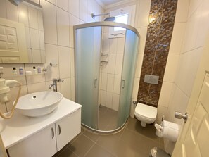豪華三人房 | 浴室 | 淋浴設備、免費盥洗用品、吹風機、拖鞋