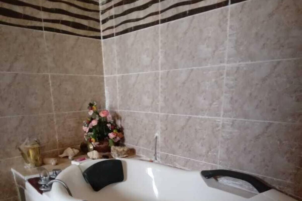 Suite | Baño | Ducha, artículos de higiene personal gratuitos y toallas