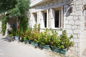 المنشأة من الخارج