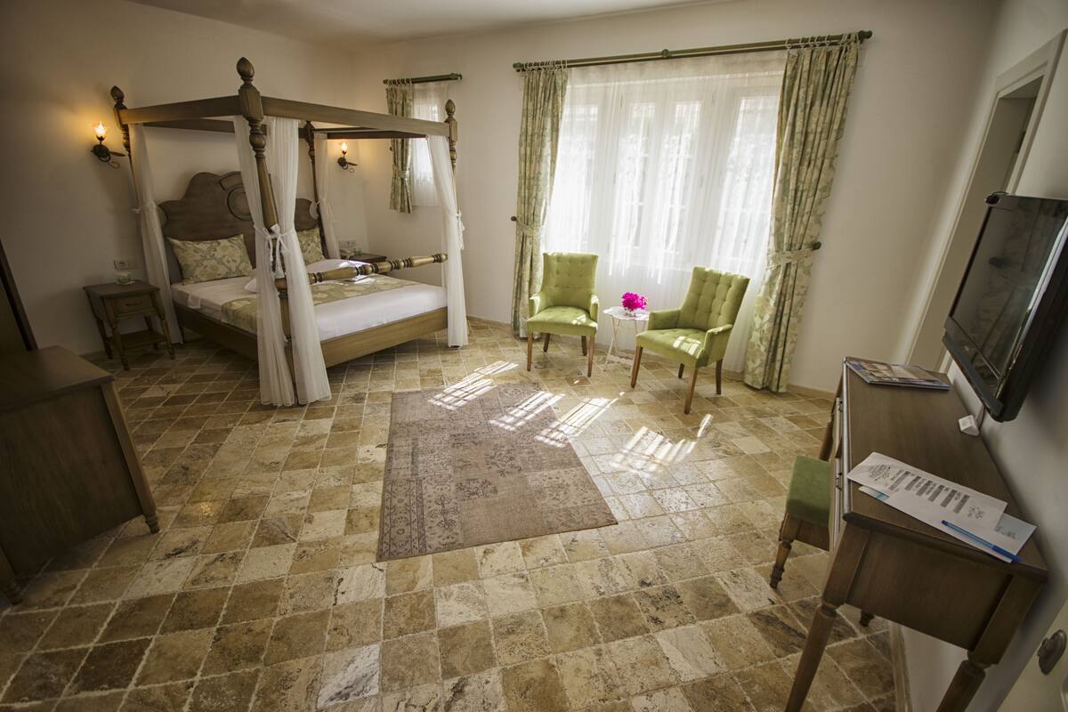Suite | Premium bedding, minibar, in-room safe, desk