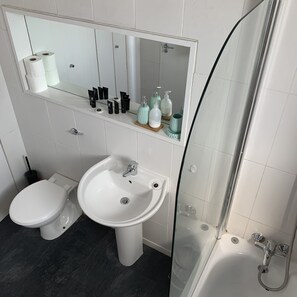 Classic Apartment, Multiple Beds, City View, Courtyard Area | Bathroom | Combined shower/bathtub, free toiletries, hair dryer
