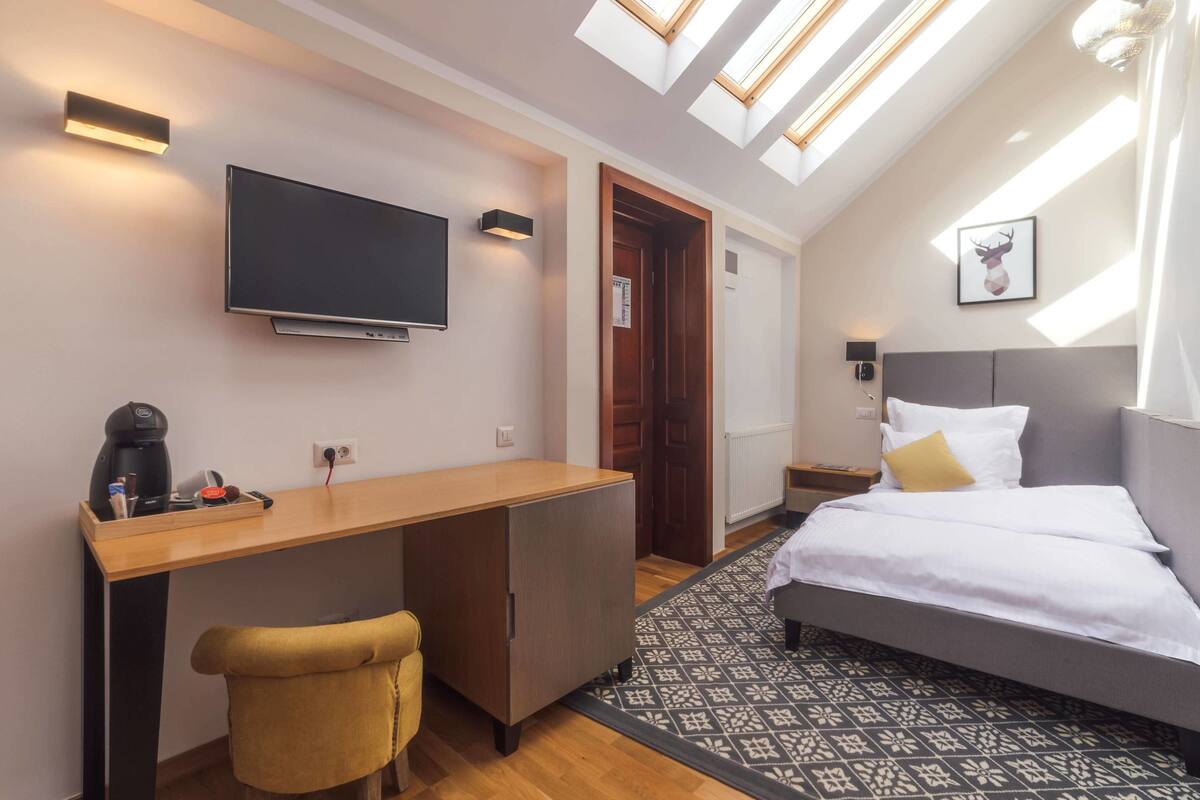 Minibar, in-room safe, desk, iron/ironing board