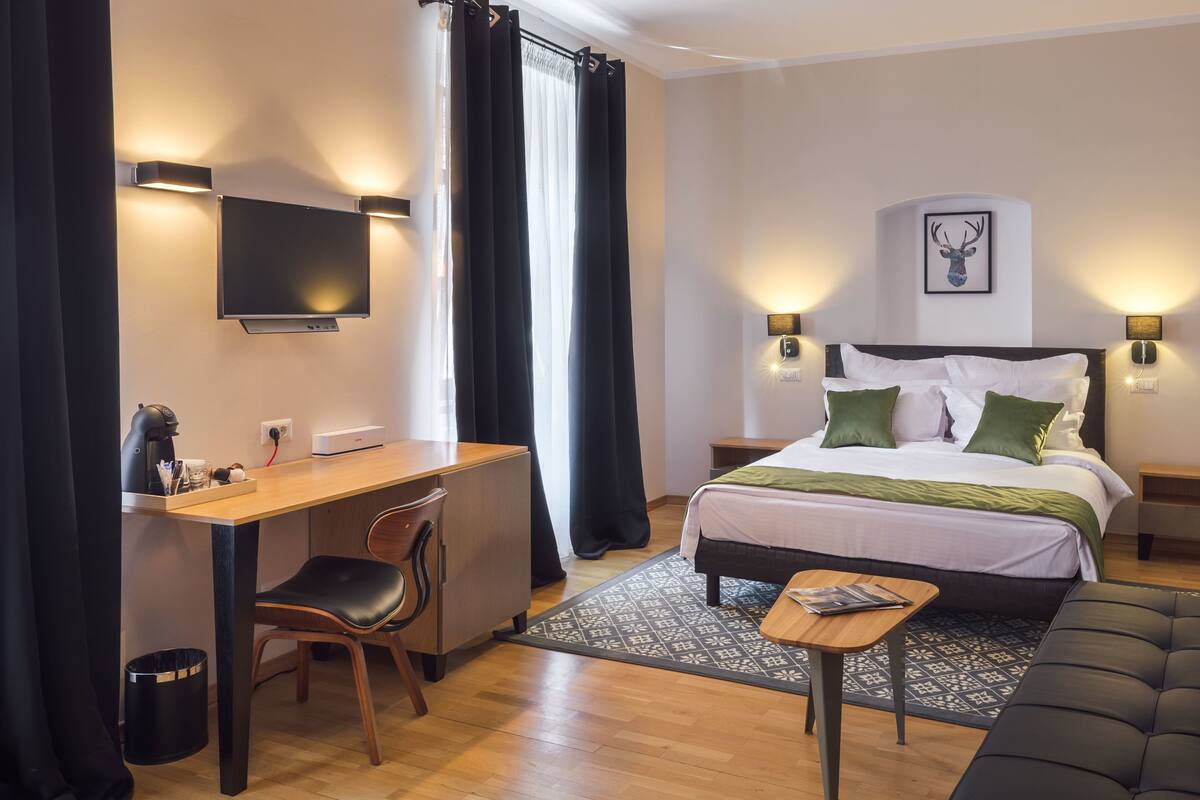 Minibar, brankas, meja kerja, dan setrika/meja setrika