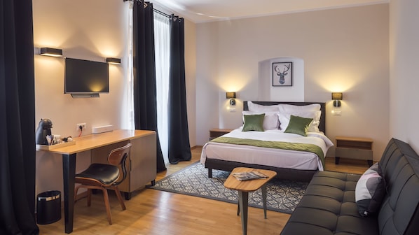 Minibar, brankas, meja kerja, dan setrika/meja setrika