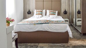 Design-Doppelzimmer (1) | Hochwertige Bettwaren, Minibar, Zimmersafe, Schreibtisch