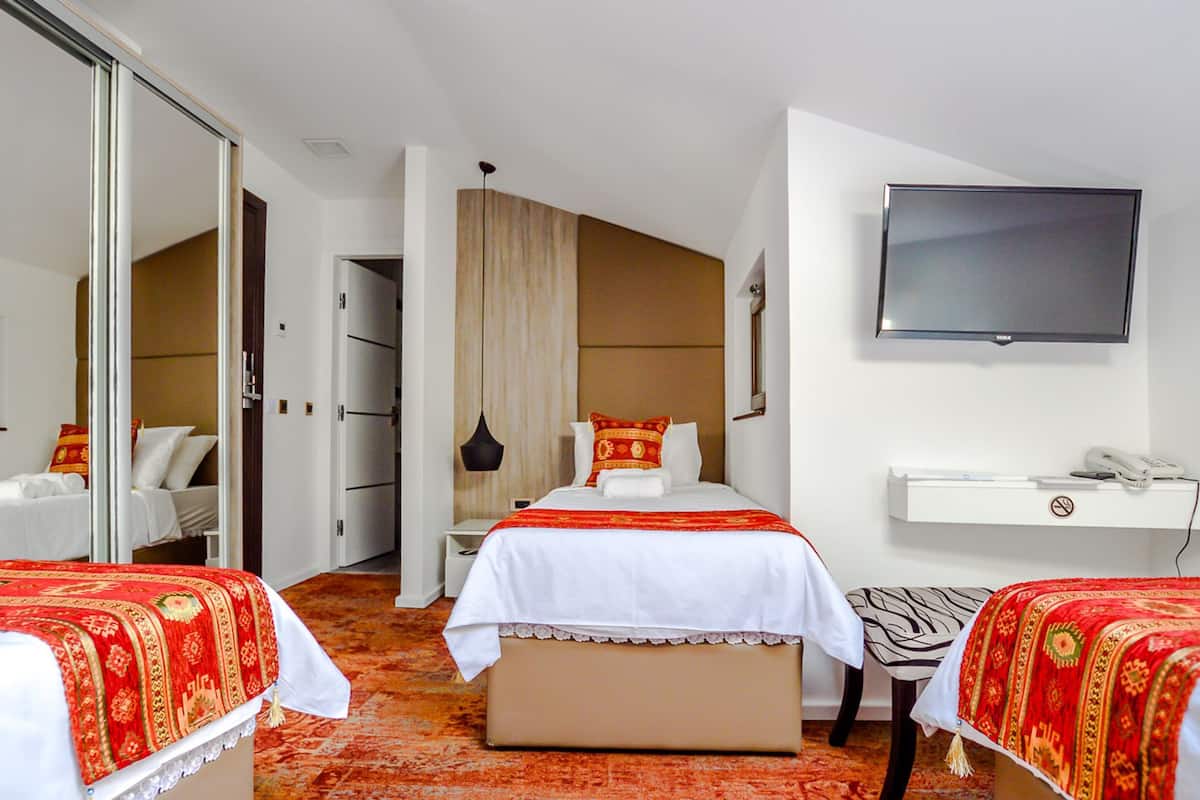 Deluxe driepersoonskamer, uitzicht op gebergte | Luxe beddengoed, een minibar, een kluis op de kamer, een bureau