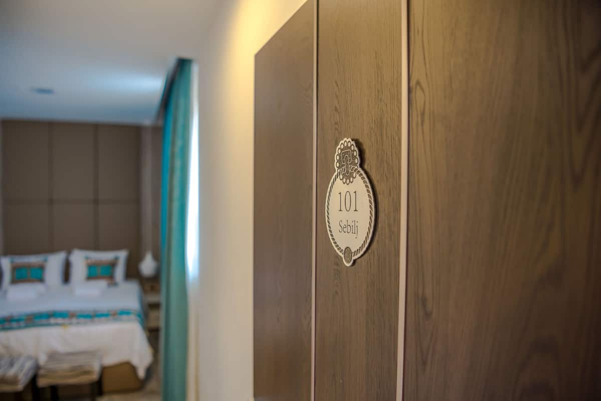 Design tweepersoonskamer, toegankelijk voor mindervaliden (1) | Luxe beddengoed, een minibar, een kluis op de kamer, een bureau