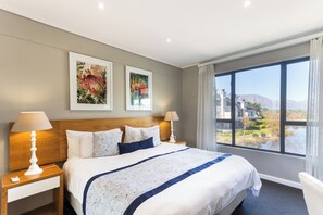 Suite, 2 chambres, vue lac | Matelas Select Comfort, minibar, coffres-forts dans les chambres, bureau