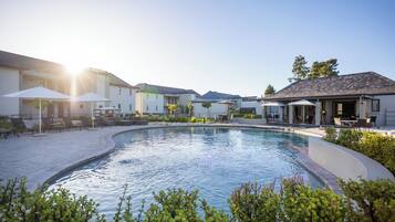 2 piscinas externas, guarda-sóis, espreguiçadeiras