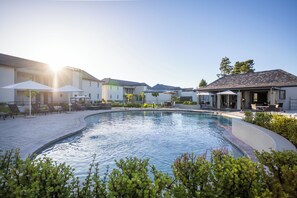2 udendørs pools, parasoller, liggestole