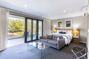 One bedroom Suite with Lake View | Matelas Select Comfort, minibar, coffres-forts dans les chambres, bureau