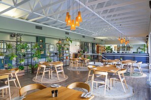 2 restaurants, serveren ontbijt, lunch, diner, internationale gerechten