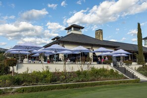 2 restaurants, serveren ontbijt, lunch, diner, internationale gerechten