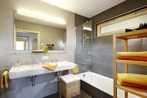 Departamento, 3 habitaciones, vista a la montaña, junto a la pista de ski | Baño | Secadora de cabello, toallas, papel de baño 