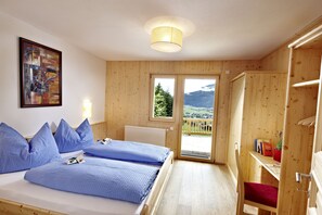 Apartment, 3 Bedrooms, Mountain View, Slope side | Desk, soundproofing, iron/ironing board, cots/infant beds - Waldhäusl Appartement Neukirchen (Neukirchen am Grossvenediger)