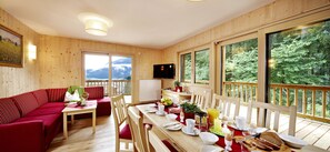 Íbúð - 3 svefnherbergi - fjallasýn - vísar að brekku | Stofa | Flatskjársjónvarp, DVD-spilari