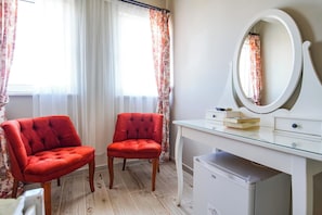 Premium bedding, free WiFi, bed sheets - Ilyada Hotel (Bozcaada)