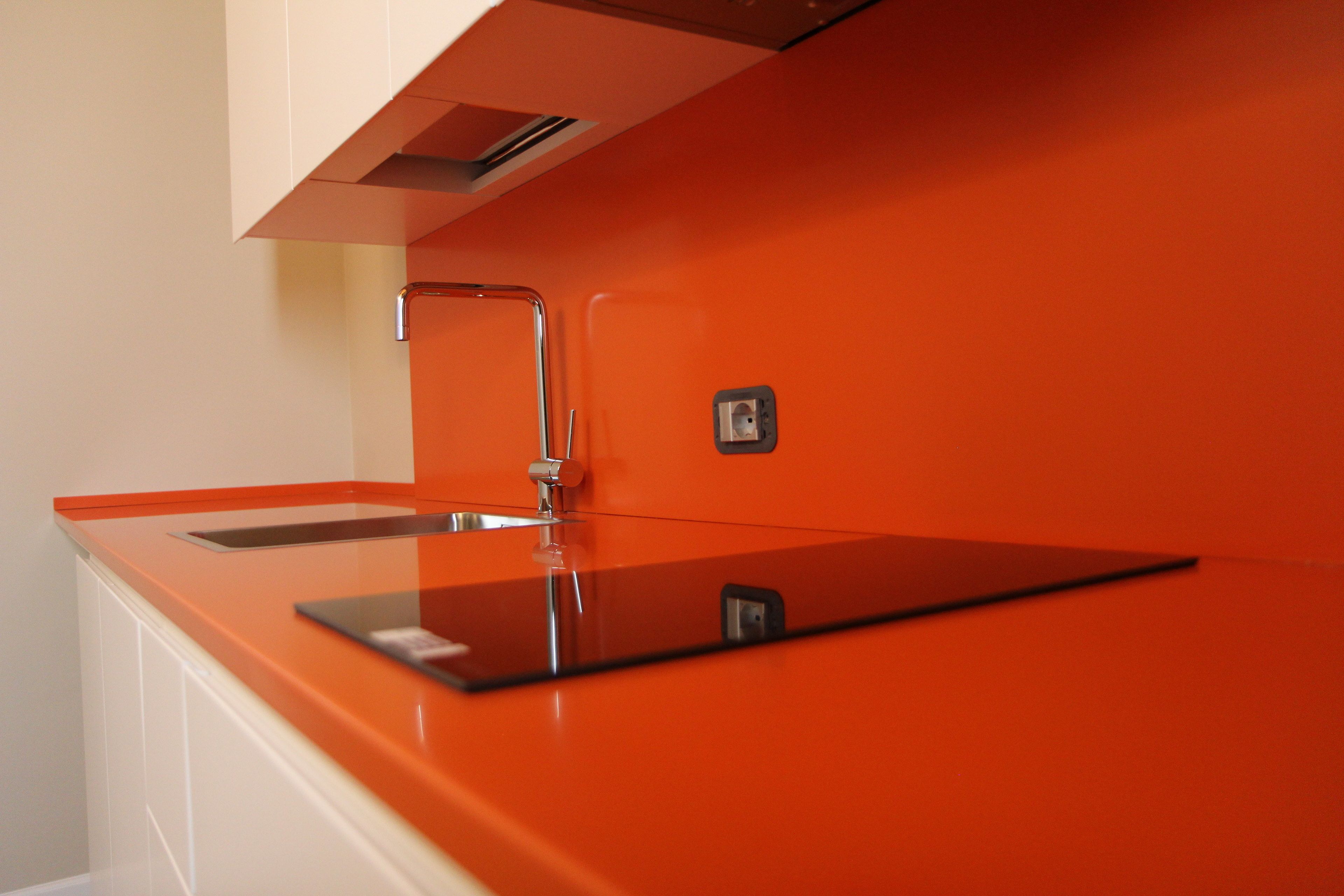 Une cuisine au design moderne, dotée d’un élégant plan de travail noir et d’un robinet en acier inoxydable.