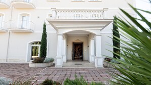 A building with a central entrance, a balcony with railings, and a symmetrical facade. - Suites&Apartments Liolà (Castrocielo)