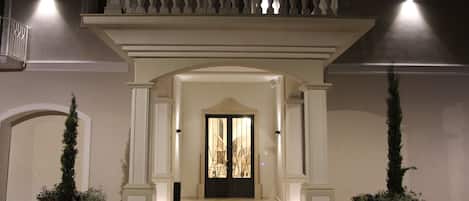 Pintu masuk properti