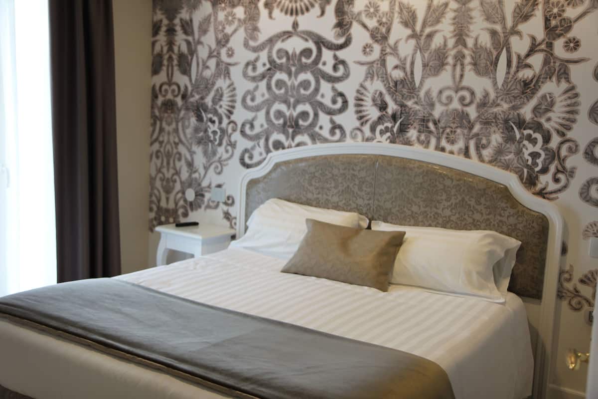 Suite, bubbelbad | 1 slaapkamer, luxe beddengoed, een minibar, een kluis op de kamer
