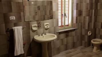 Habitación doble, vistas al mar | Baño | Ducha y toallas