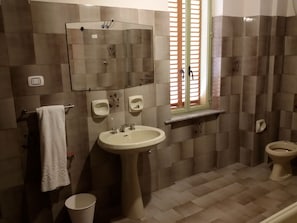 Double Room, Sea View | Bathroom | Shower, towels