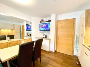 Comfort-Apartment, 3 Schlafzimmer | Eigene Küche | Großer Kühlschrank, Mikrowelle, Ofen, Herdplatte