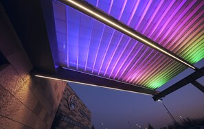 Un edificio con un letrero que dice "LACROIX".