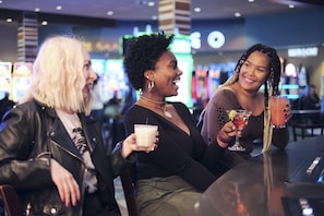 2 bars/lounges - Jackpot Junction Casino Hotel (Morton)