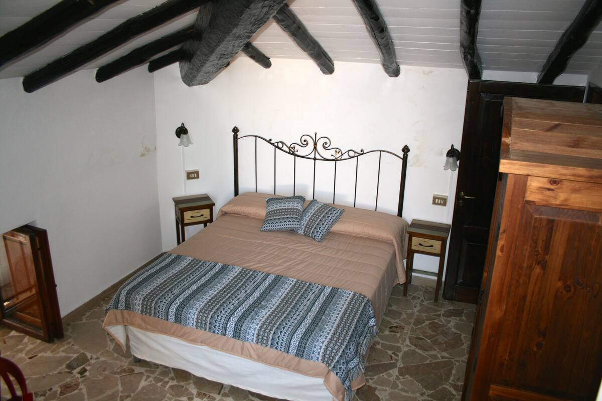 Premium bedding, minibar, desk, soundproofing