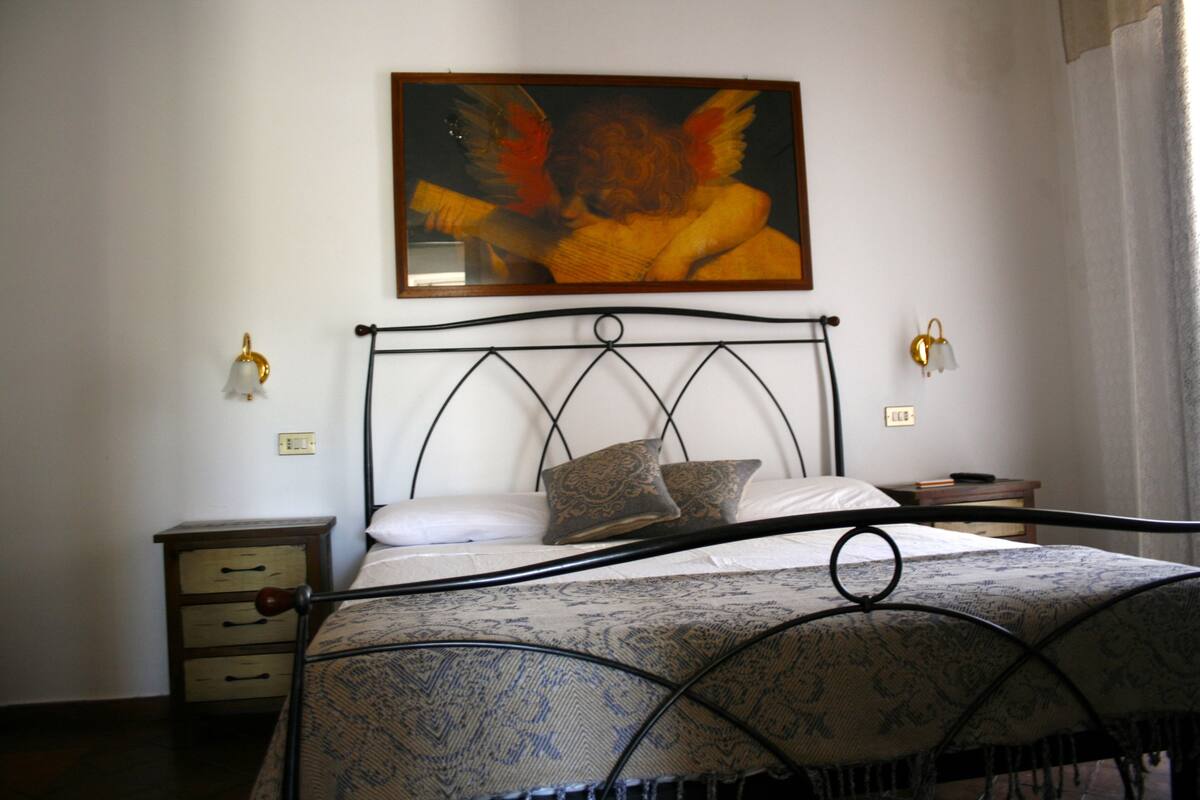 Premium bedding, minibar, desk, soundproofing