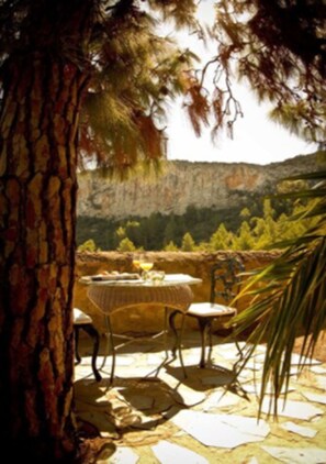 Breakfast, lunch and dinner served - Mont-Sant Hotel (Xàtiva)