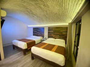 Habitación cuádruple, 2 camas Queen size | Escritorio, wifi gratis y ropa de cama