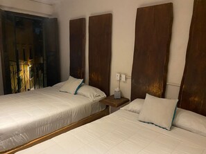 Vierbettzimmer, 2 Queen-Betten | Schreibtisch, kostenloses WLAN, Bettwäsche
