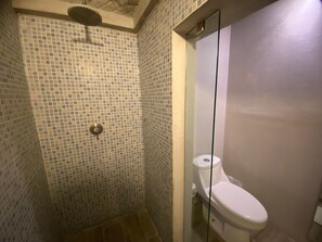 Habitación cuádruple, 2 camas Queen size | Baño | Regadera, amenidades de baño gratuitas, toallas, jabón 