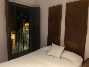 Quadruple Room, 2 Queen Beds | Desk, free WiFi, bed sheets