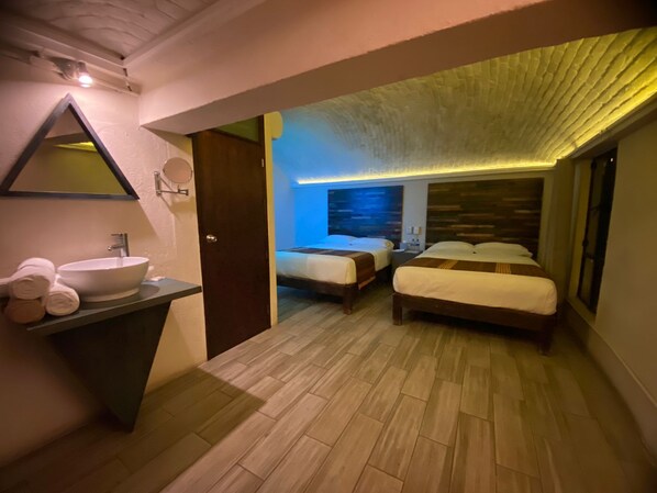 Habitación cuádruple, 2 camas Queen size | Escritorio, wifi gratis y ropa de cama