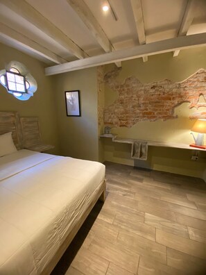 Habitación doble, 1 cama de matrimonio | Escritorio, wifi gratis, ropa de cama