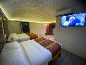 Habitación cuádruple, 2 camas Queen size | Escritorio, wifi gratis y ropa de cama