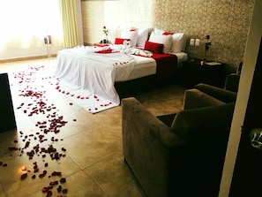 Premium bedding, iron/ironing board, free WiFi, bed sheets