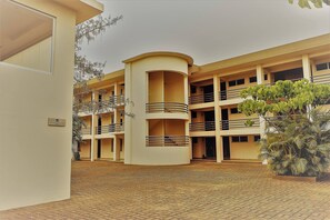 A multi-story building with a central courtyard, balconies, and a sign indicating a specific room or area. - Hotel Verdi (San Juan Bautista Tuxtepec)