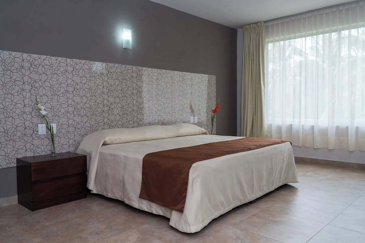 Standard Room, 1 King Bed | Premium bedding, iron/ironing board, free WiFi, bed sheets