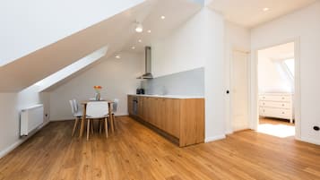 Lägenhet (Penthouse with Garden View) | Eget kök | Kylskåp, ugn, spishäll och diskmaskin